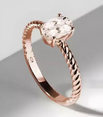 Kroucený zásnubní prsten z růžového zlata s morganitem