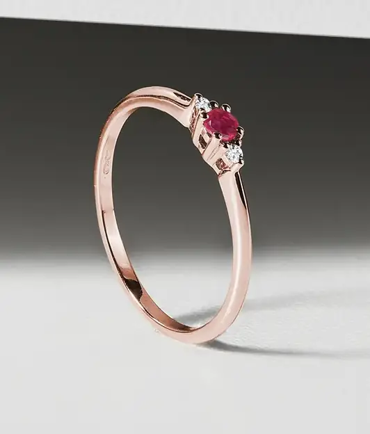 Minimalistický rubínový zásnubní prsten s diamanty