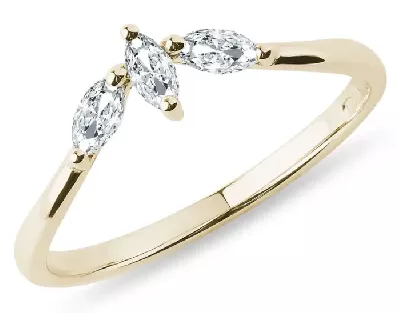 Tři diamanty, jeden slib. Zlatý zásnubní prsten pro nezapomenutelný moment