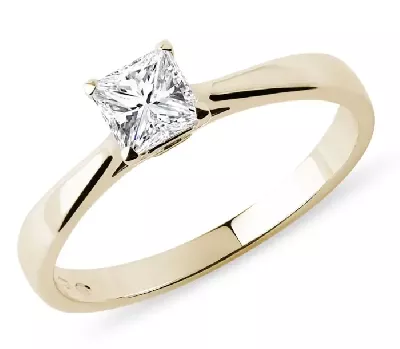 Luxusní prstýnek ze žlutého zlata s diamantem v netradičním čtvercovém brusu princess
