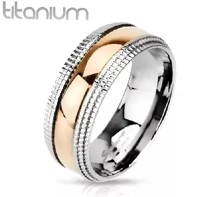 Prsten z titanu s vroubkovanými okraji a s hladkým středem s růžovozlatým zlacením