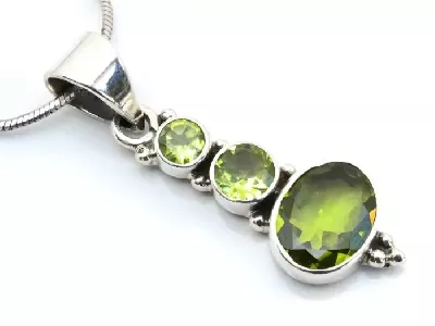 Zelený klid - stříbrný přívěsek s olivíny jako symbol psychické pohody