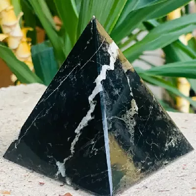 Pyramida 7,5 cm onyxu, váš partner pro klidnou mysl a silné tělo