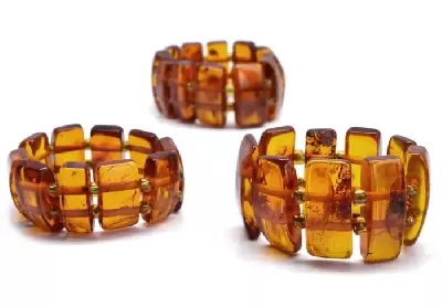 Prstýnek z jantarových kamínků medové barvy