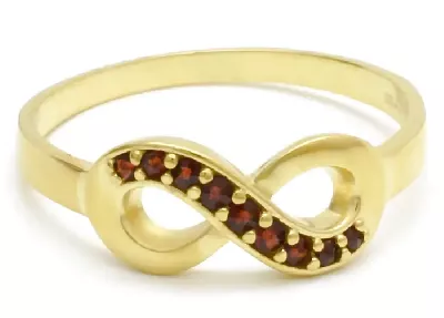 Granátová krása v nekonečném kruhu. Luxusní šperk stříbrný prsten s pozlacením