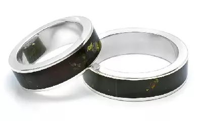 Netradiční snubní prstýnek s černým jantarem