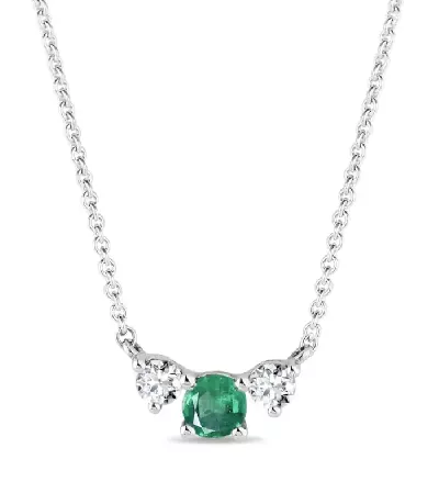 Bílozlatý řetízkový náhrdelník s kulatým smaragdem a dvěmi čirými brilianty