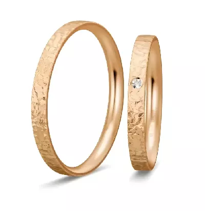 Zlaté snubní prsteny se strukturovanou povrchovou úpravou Crystall matt
