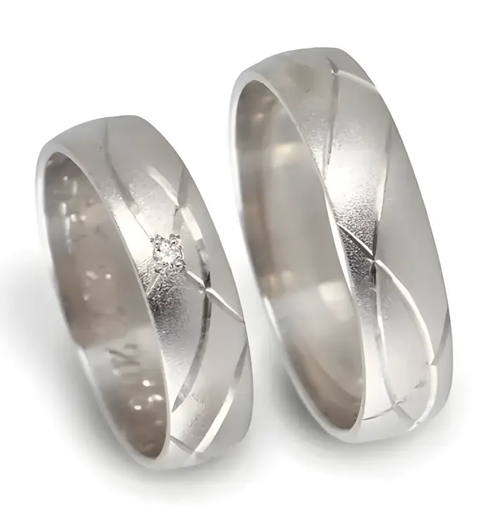Vyjádřete svou lásku s elegantní půlkulatými ručně rytými snubními prsteneny z bílého zlata