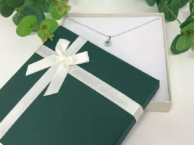 Velká zelená dárková krabička na šperky s ozdobnou stužkou - chrání a zároveň zdobí