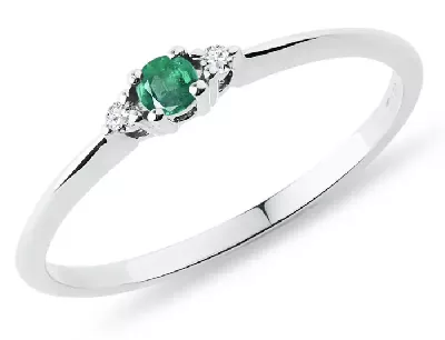 Minimalistický prstýnek z bílého  zlata se zeleným smaragdem a dvěma diamanty v briliantovém brusu