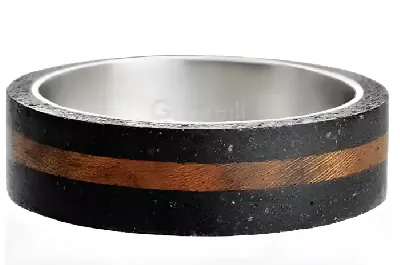 Atypický snubní prsten z betonu a dřeva